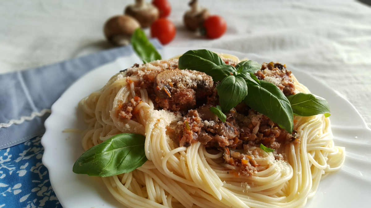 Любимите класически спагети със сос Болонезе и свежа нотка на