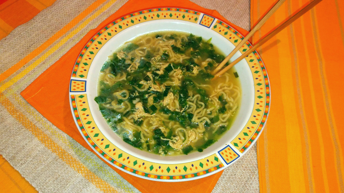 Чудно вкусна азиатска спаначена супа със спагетки маруля и джинджифил