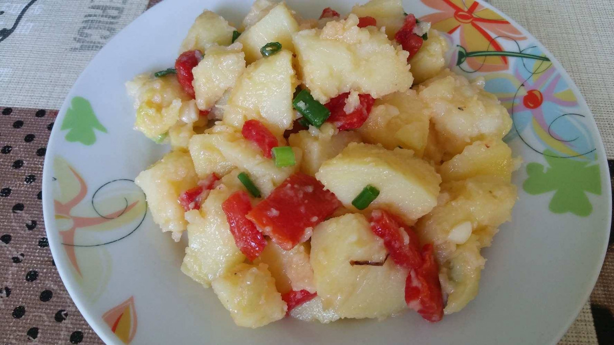 Много вкусна и лесна салатка от съседна СърбияНеобходими Продукти● картофи