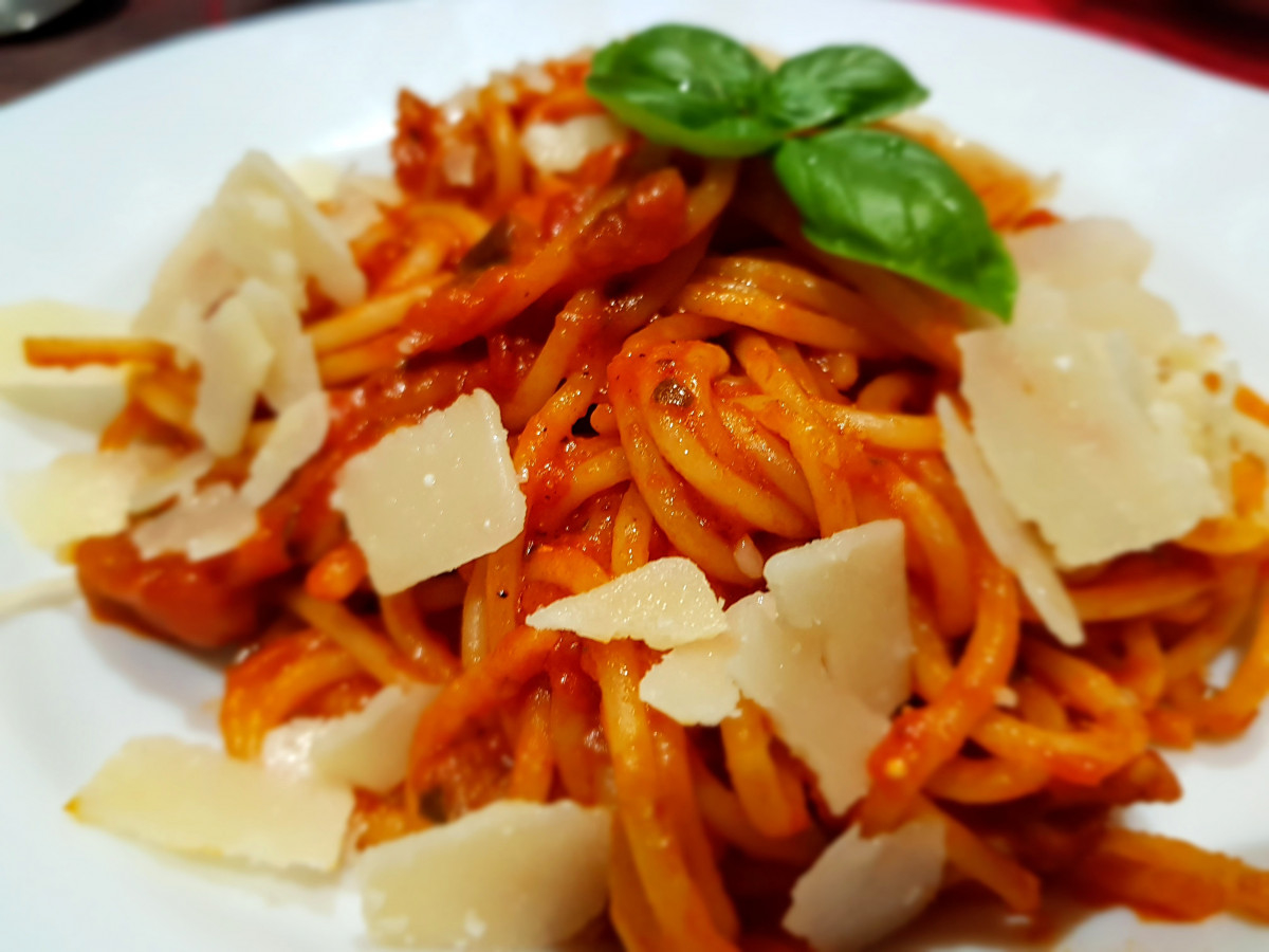 Средиземноморски спагети с домати класическа рецепта за която са