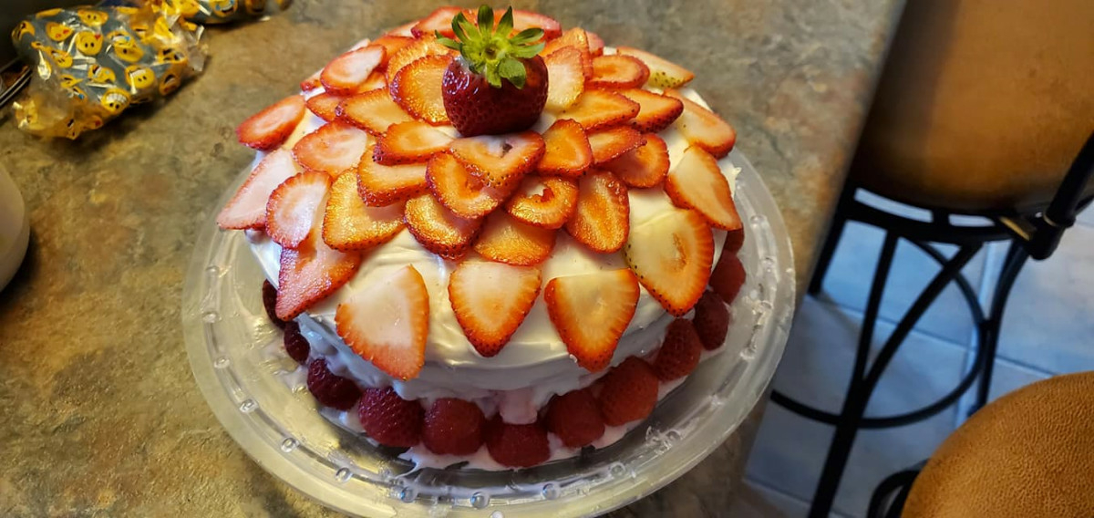 Празнична ягодова торта нежно удоволствие за всички сетиваНеобходими Продукти●