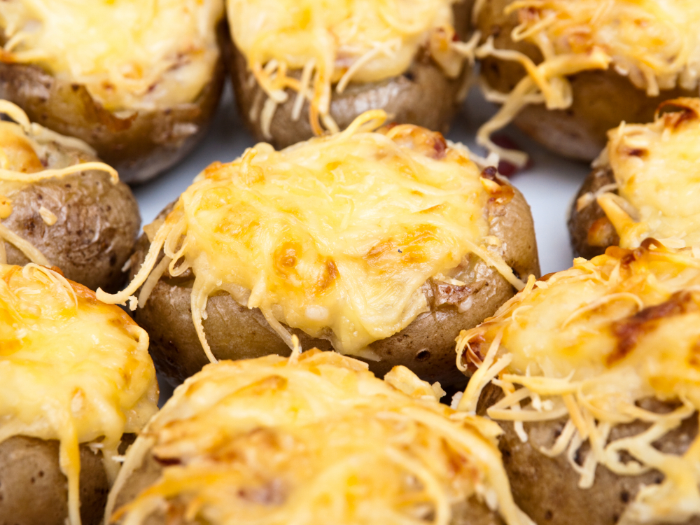 Снимка: Печени пресни картофи с чеснова плънка
