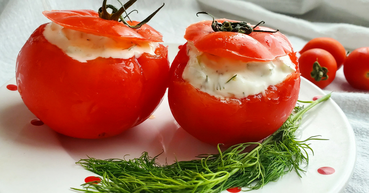 Перфектното предястие кошнички от пълнени домати с млечна салатаНеобходими