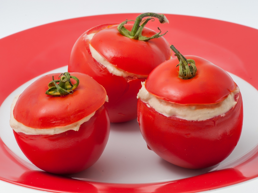 Каква ли вкусна изненада се крие под капачетата на доматите Необходими