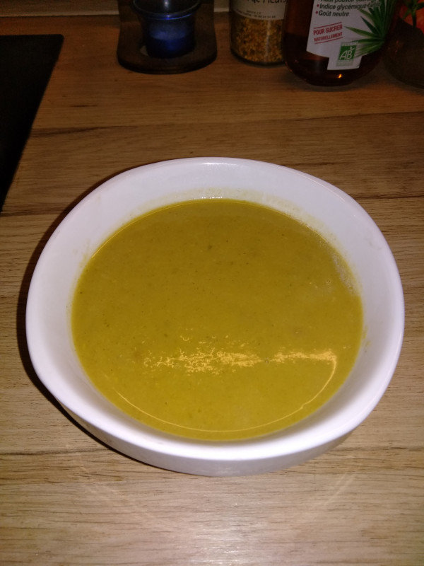 Топла и здравословна супа от брюкселско зеле, която ще се
