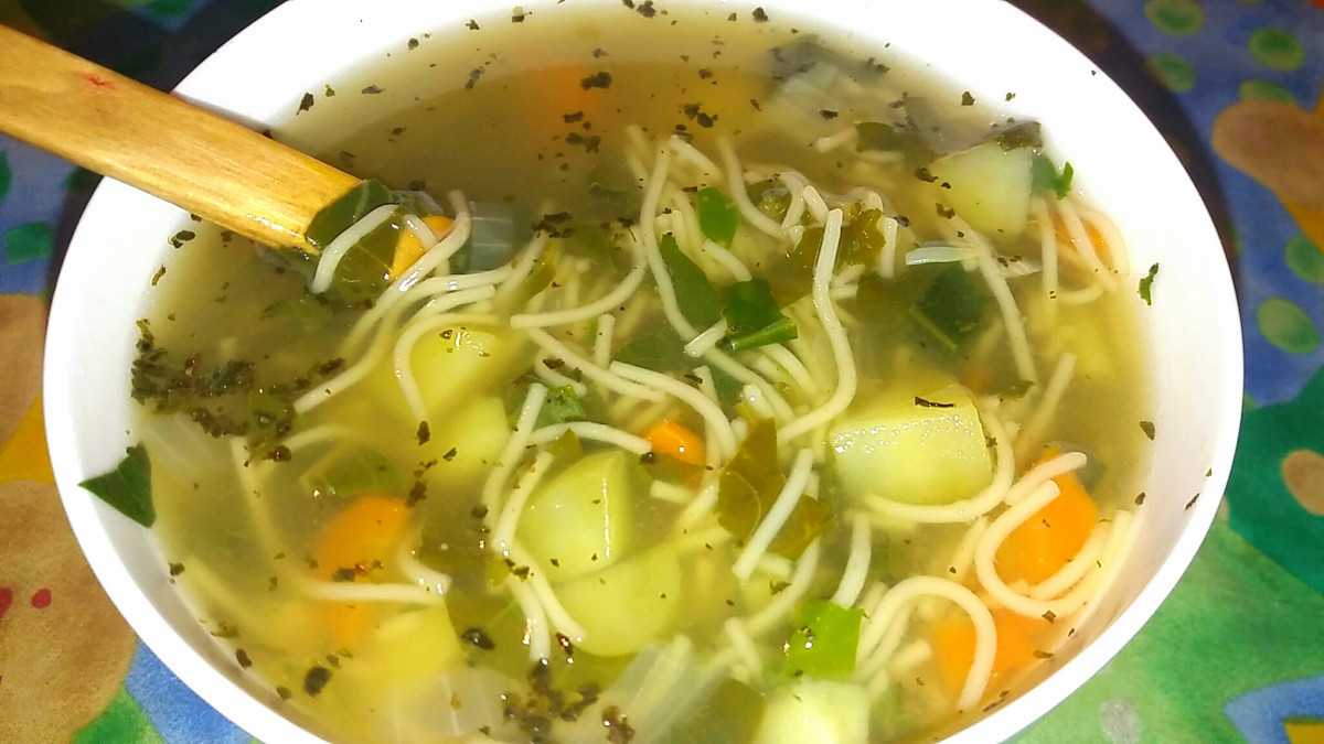 Снимка: Диетична зеленчукова супа с рукола, глухарчета и лопуш