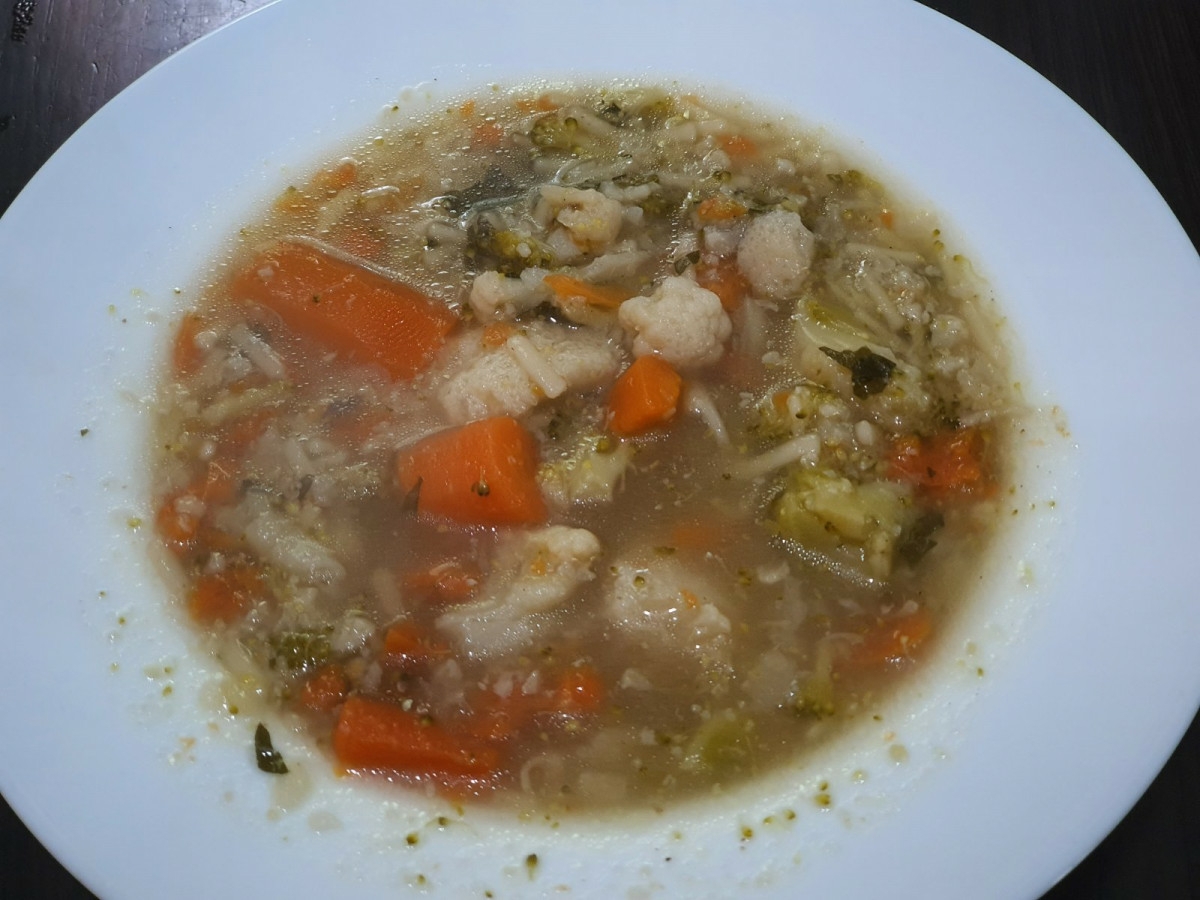 Супа от карфиол и броколи с юфка свежест и
