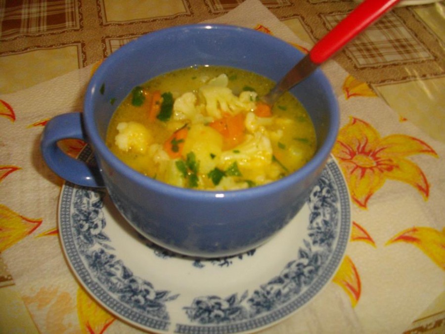Представяме ви една невероятна зеленчукова супа с карфиол картофи джинджифил