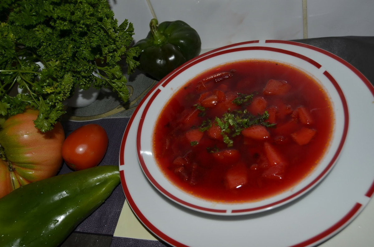 Засищаща супа с домати и картофки, с която ще си