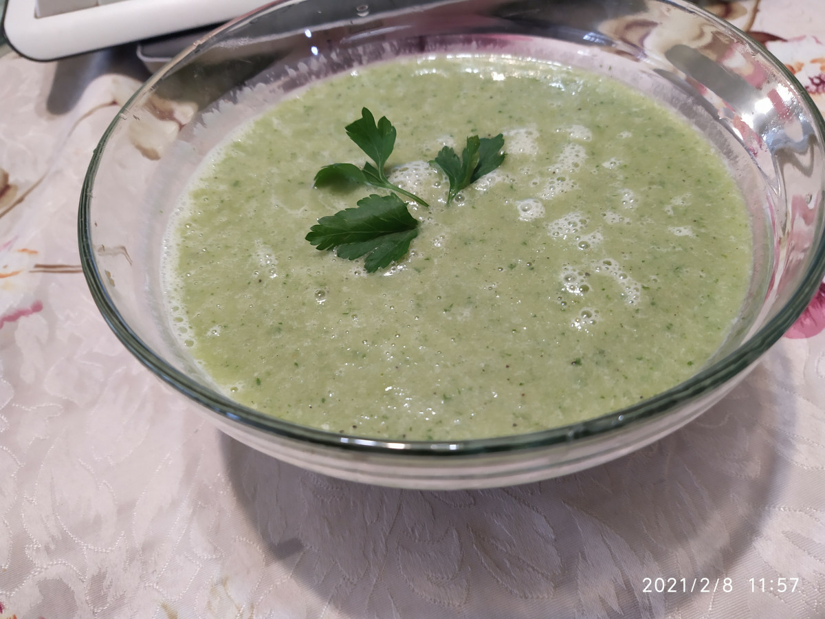 Освежаваща студена супа от краставица и авокадо любима ни