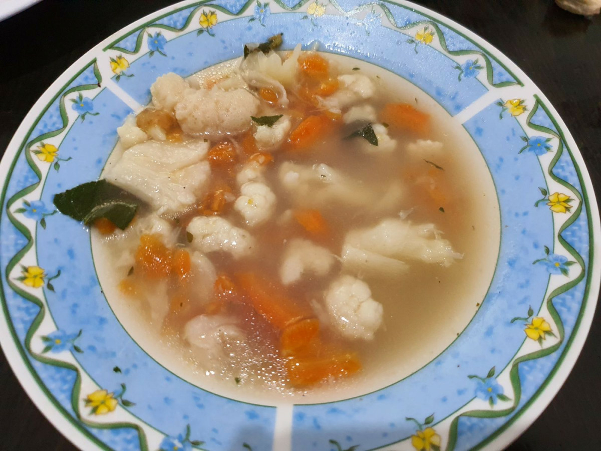 Лека и вкусна пилешка супа с карфиол - нея готвим