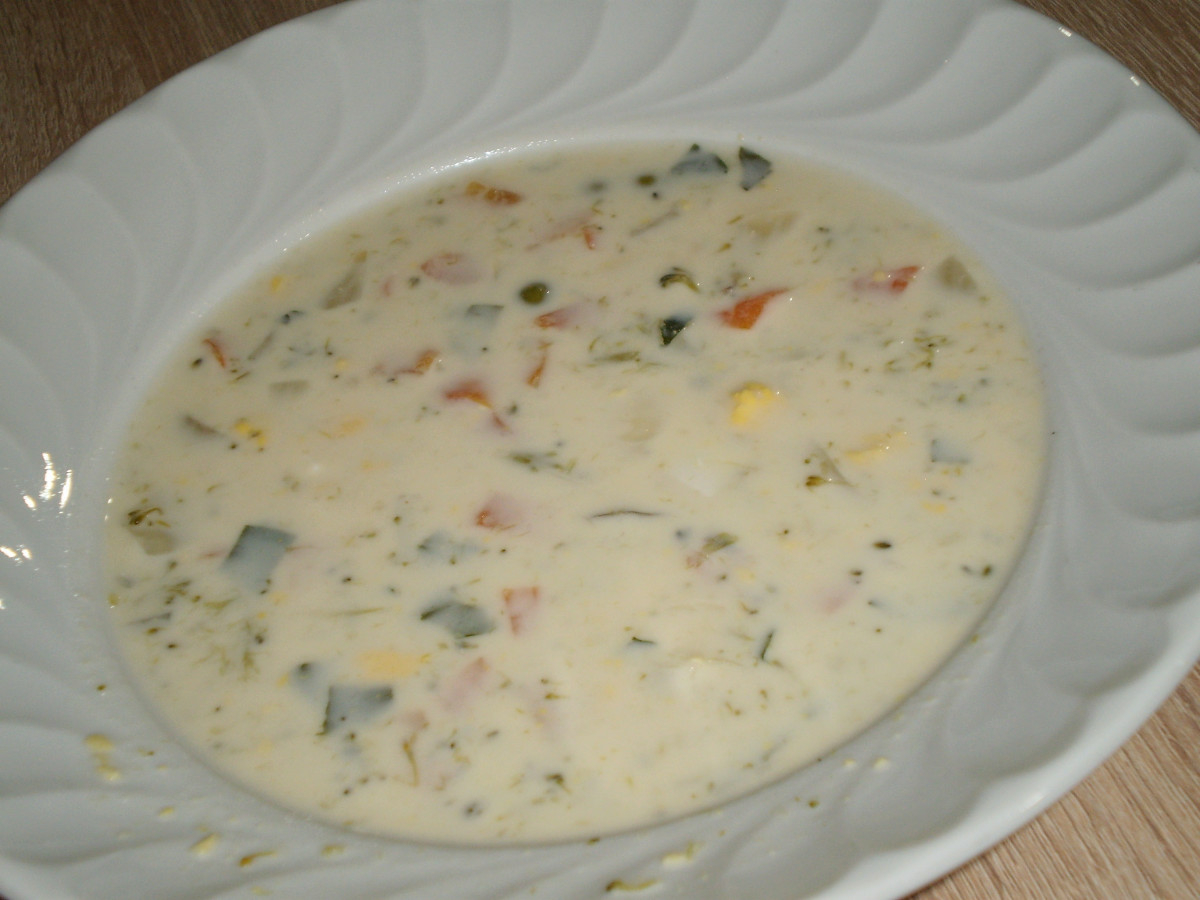 Сервирайте богата зеленчукова супа с топено сирене и хапнете с