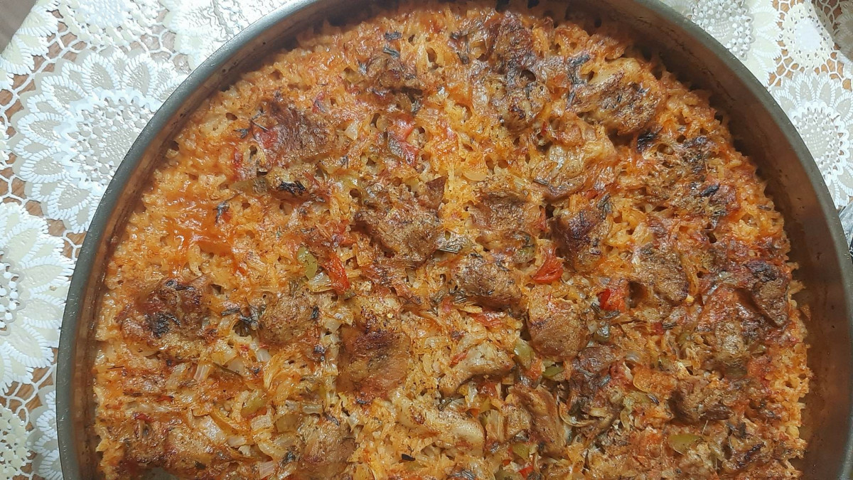 Ориз на фурна със свинско и зеленчуци вкусна класика