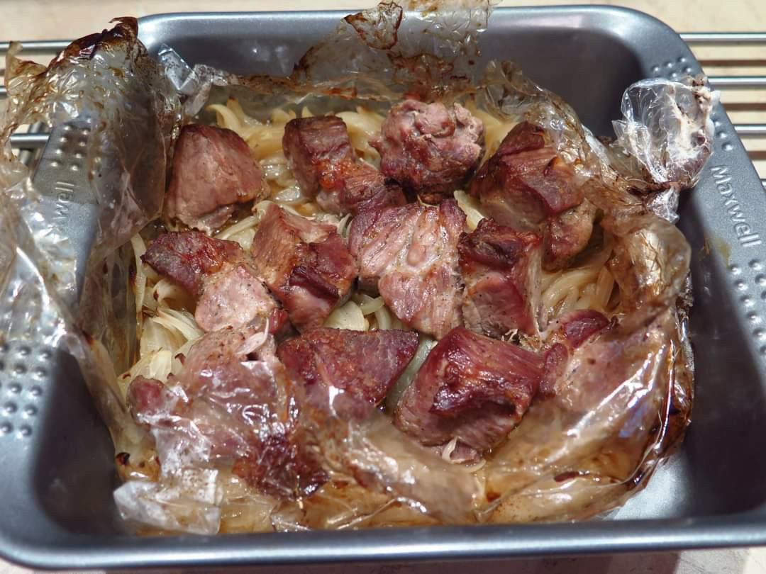 Апетитно свинско с лук за чието приготвяне играе основа роля