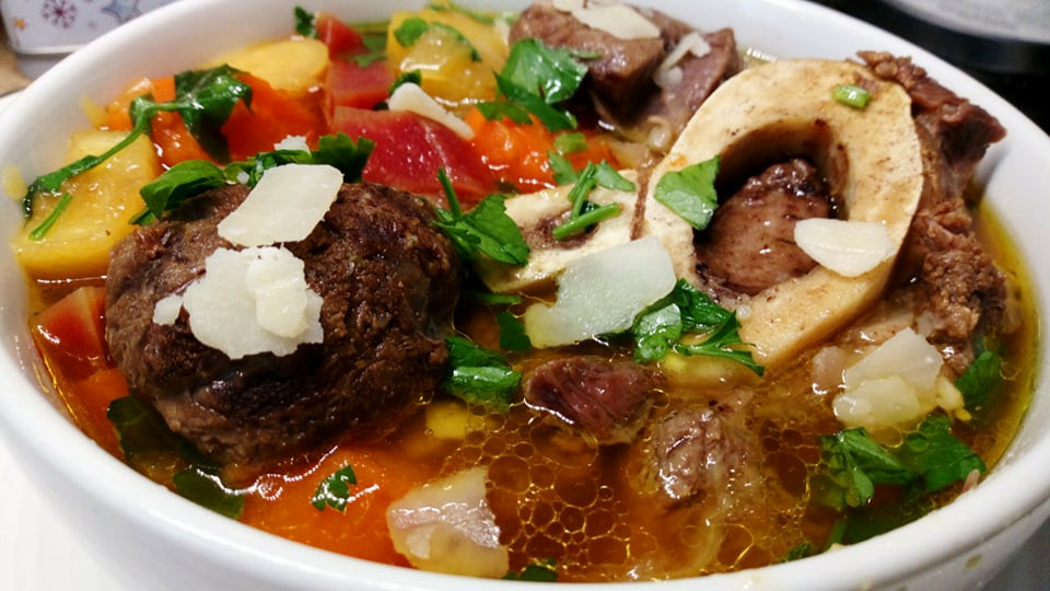Гарнирайте супата от телешки джолан с пармезан и пресен магданоз