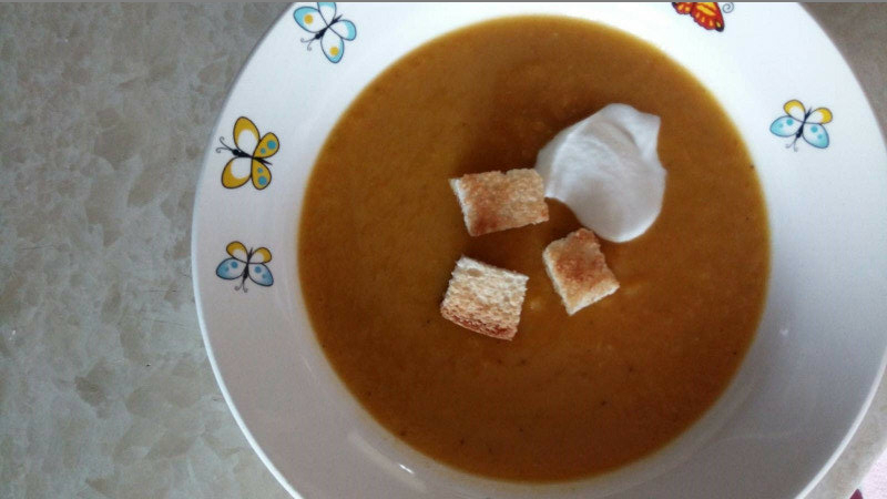 Сервирайте топла супа от тиква по желание поръсете отгоре с
