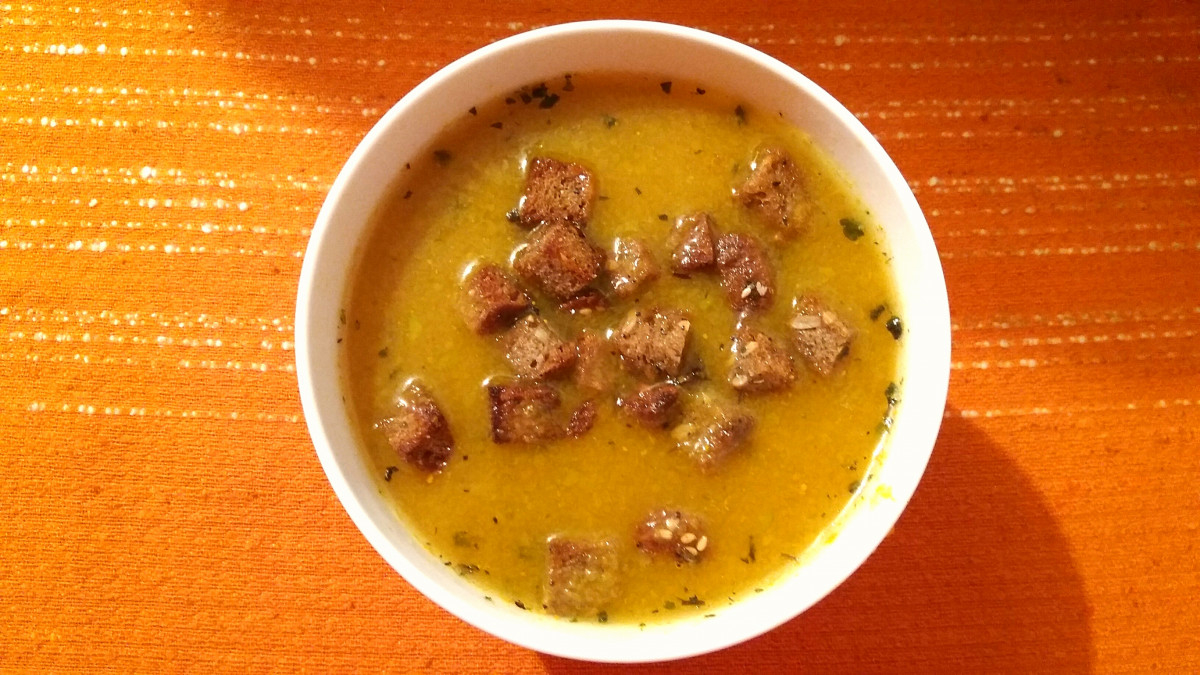 Много вкусна тиквена крем супа поднесете с домашни пълнозърнести крутони