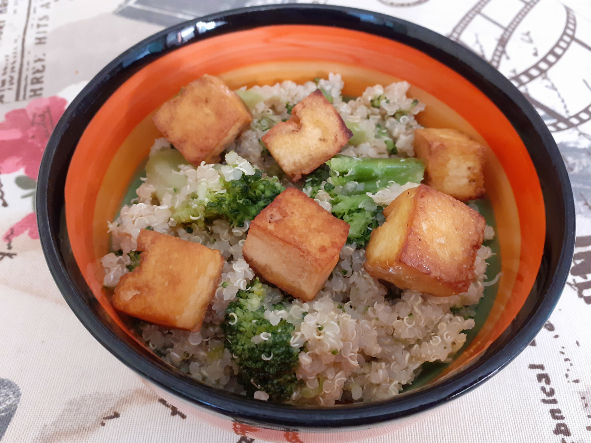 Здравословна салата с тофу и броколи - невероятна за обяд