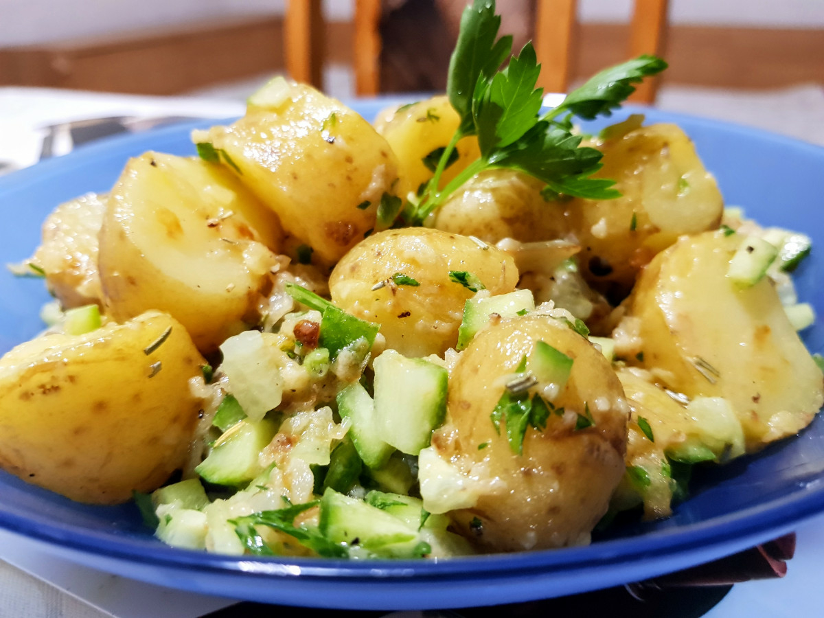 Топла картофена салата с краставица чудна гарнитура към месоНеобходими