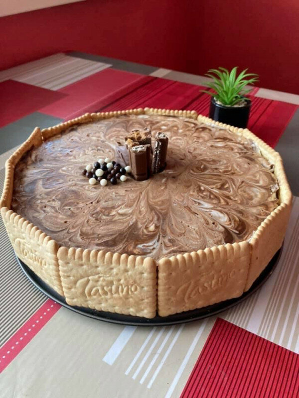 Лесна бисквитена торта с шоколадова глазура и пълнеж от маскарпоне.Необходими