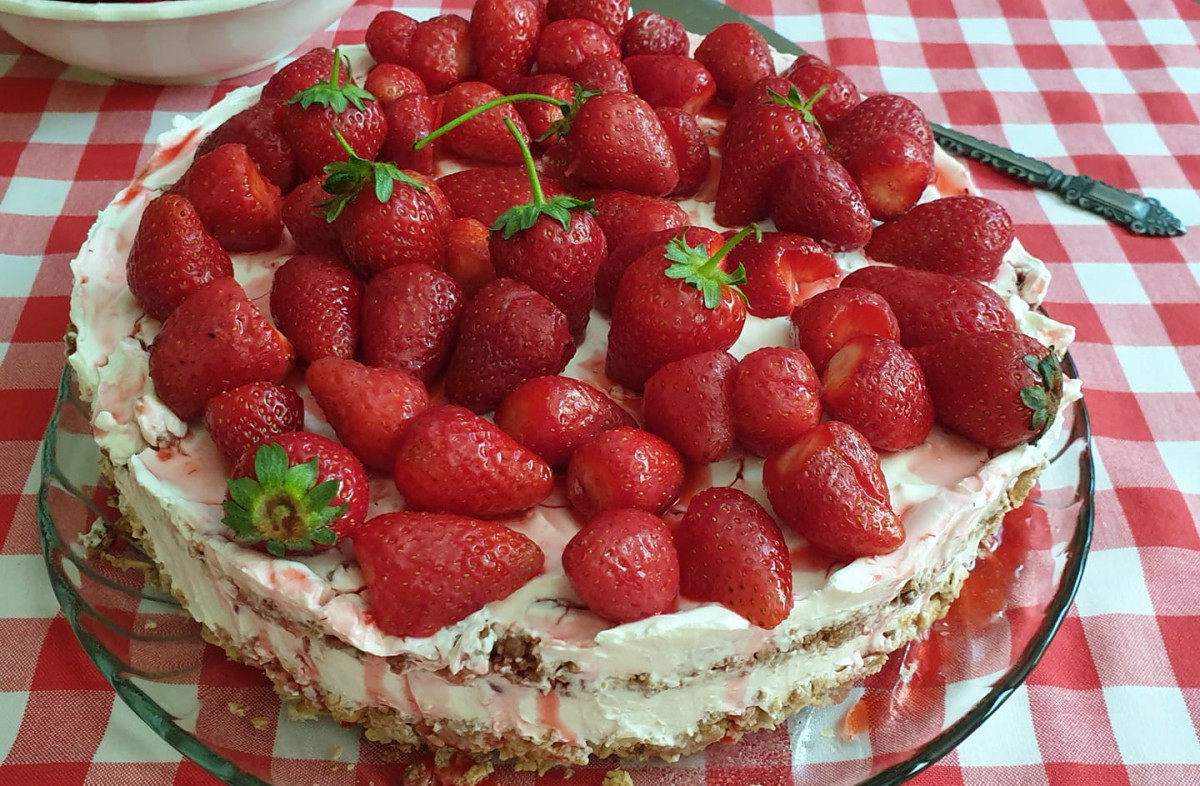 Свежа торта с маскарпоне и ягоди, която е готова за