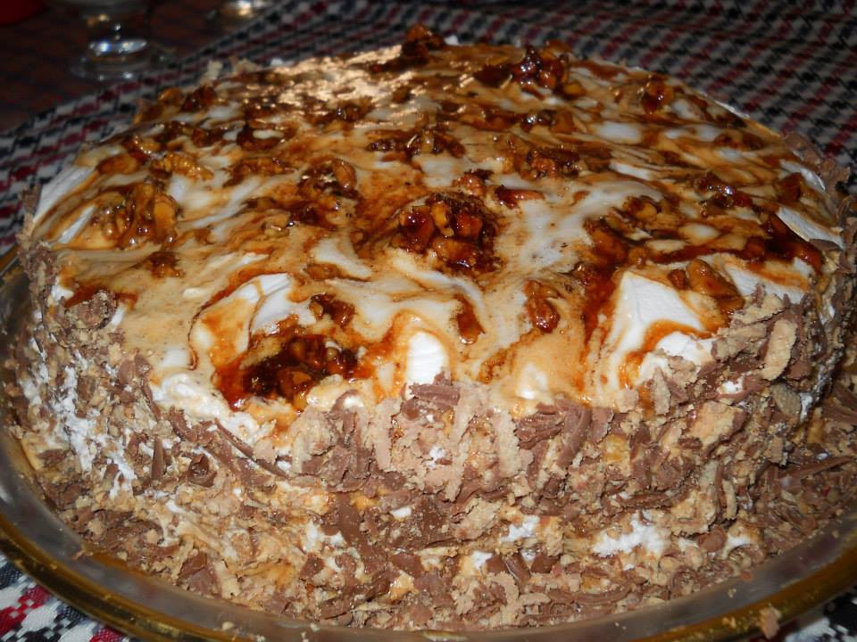 Снимка: Торта с карамелизирани орехи и сметана