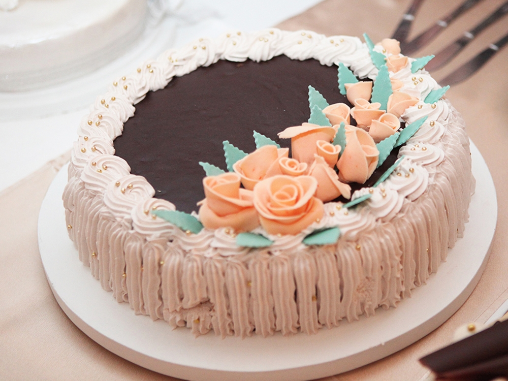 Сватбената торта трябва да е двуцветна защото бракът не е