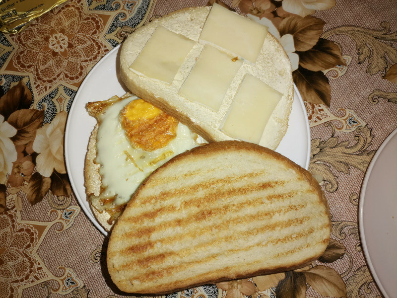Една от най-бързите сутрешни закуски е сандвичът на тостер, затова