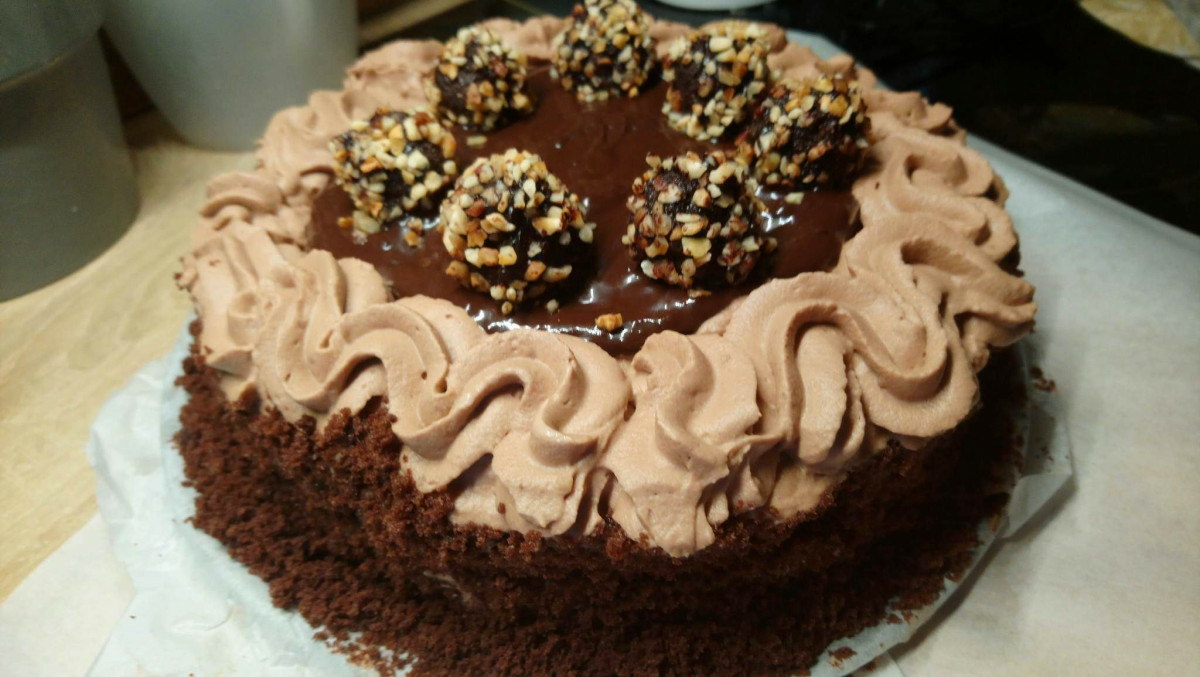 Насладете се на тази невероятно вкусна торта с нежен шоколадов