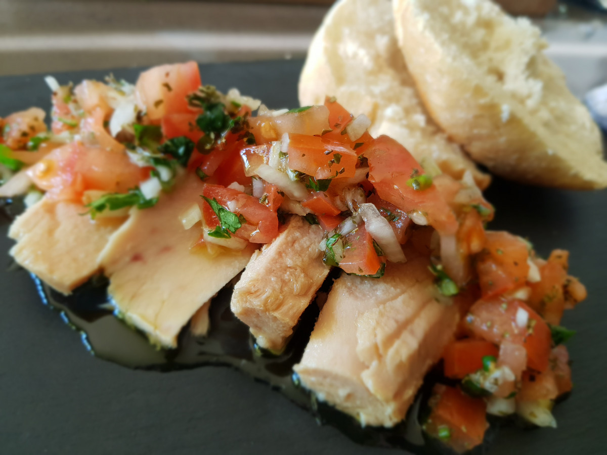 Снимка: Риба тон с домати, чесън и подправки