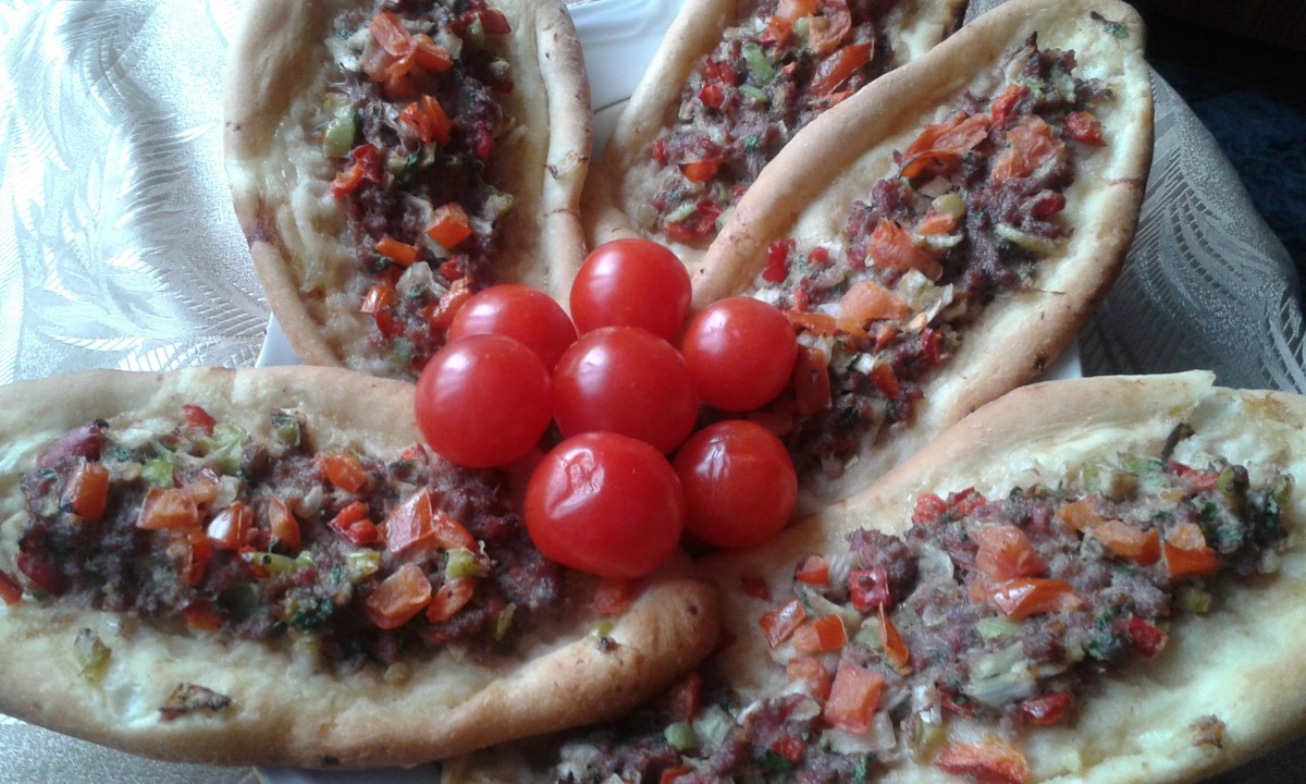 Лакомниците знаят че по вкусна пица от турския лахмаджун е трудно