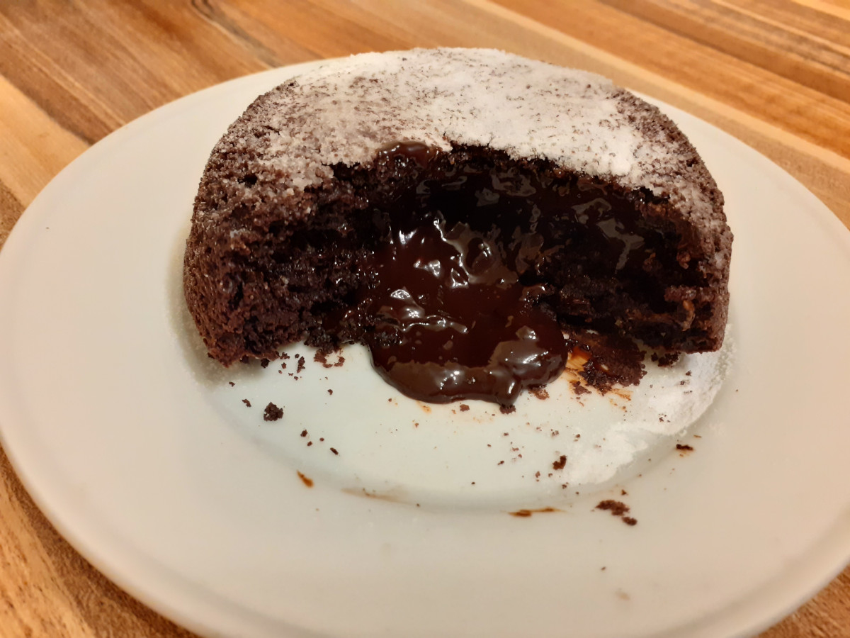 Веган шоколадов лава кейк десерт който ще се хареса