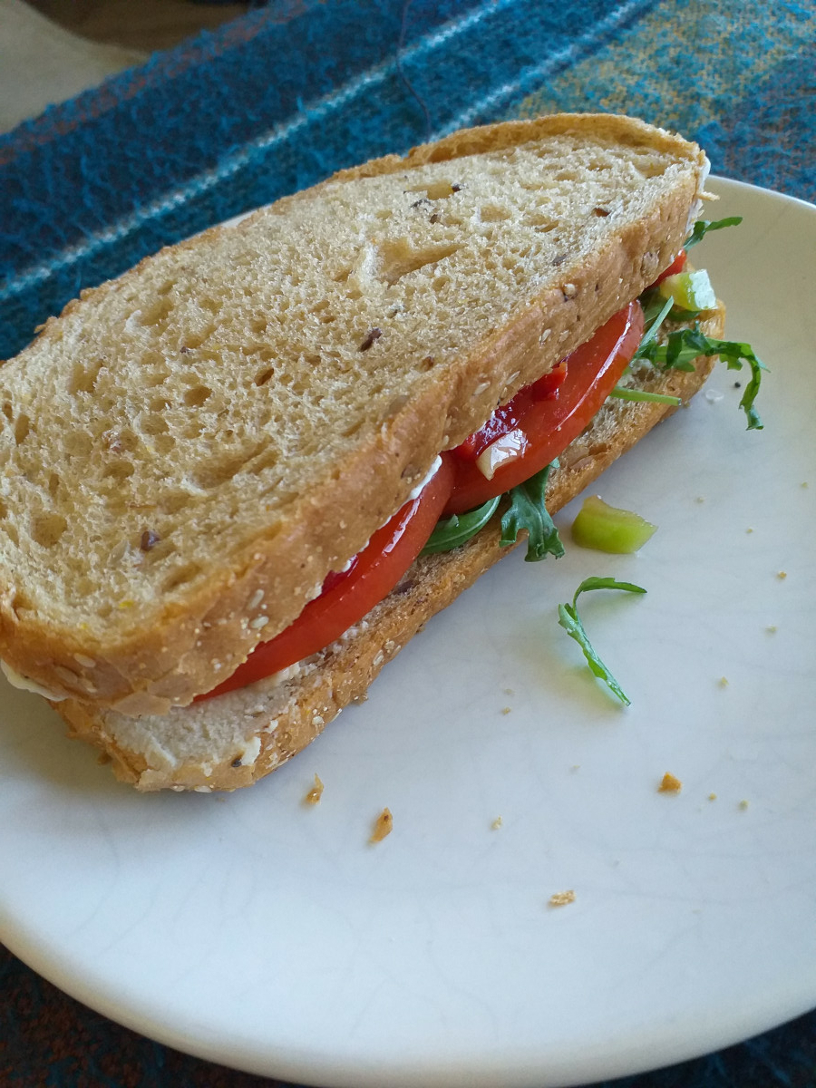 Вкусен сандвич с рукола за обяд или закускаНеобходими Продукти● хляб