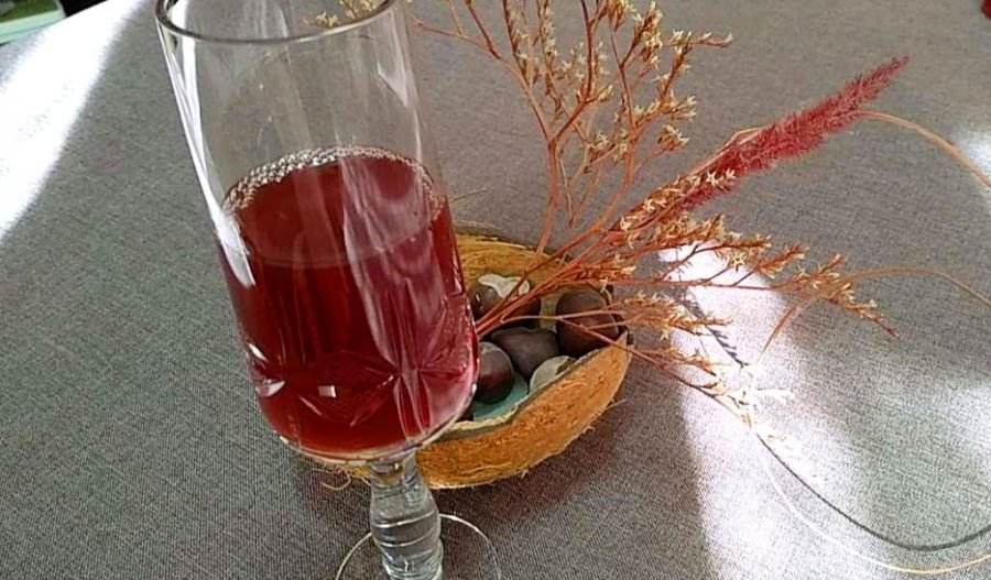 Сипете си чаша черешово вино за по-добро настроение в кухнятаНеобходими