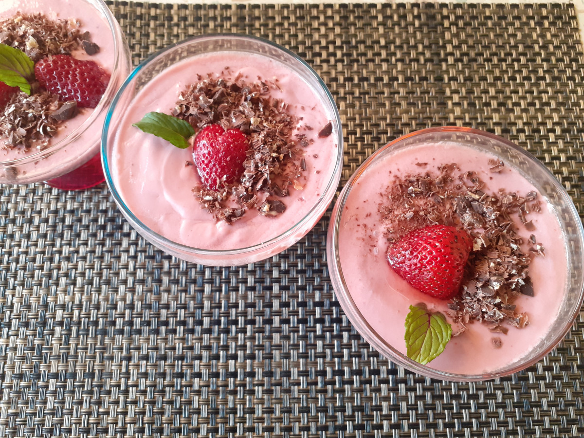 Свеж ягодов десерт с рикота с който ви черпим виртуално