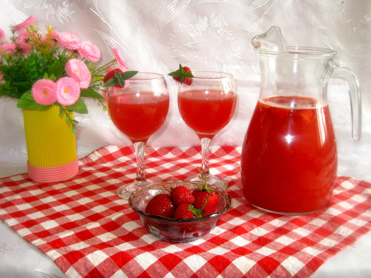 Тази домашна ягодова лимонада се приготвя лесно в блендер с
