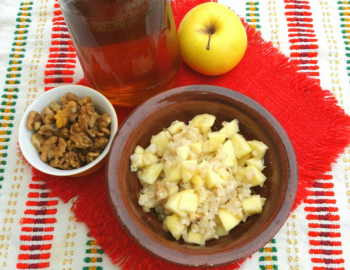 Засищаща и здравословна закуска с ябълка мед и орехи