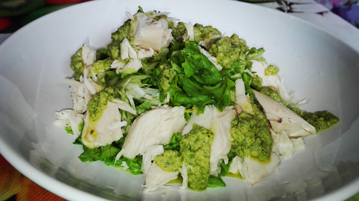 Наблегнете на зелена салата и сочно пилешко филенце, щом държите