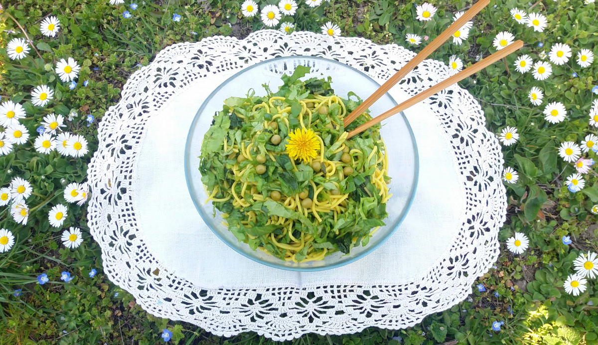Чудно вкусна комбинация на свежа зелена салата с италиански спагети