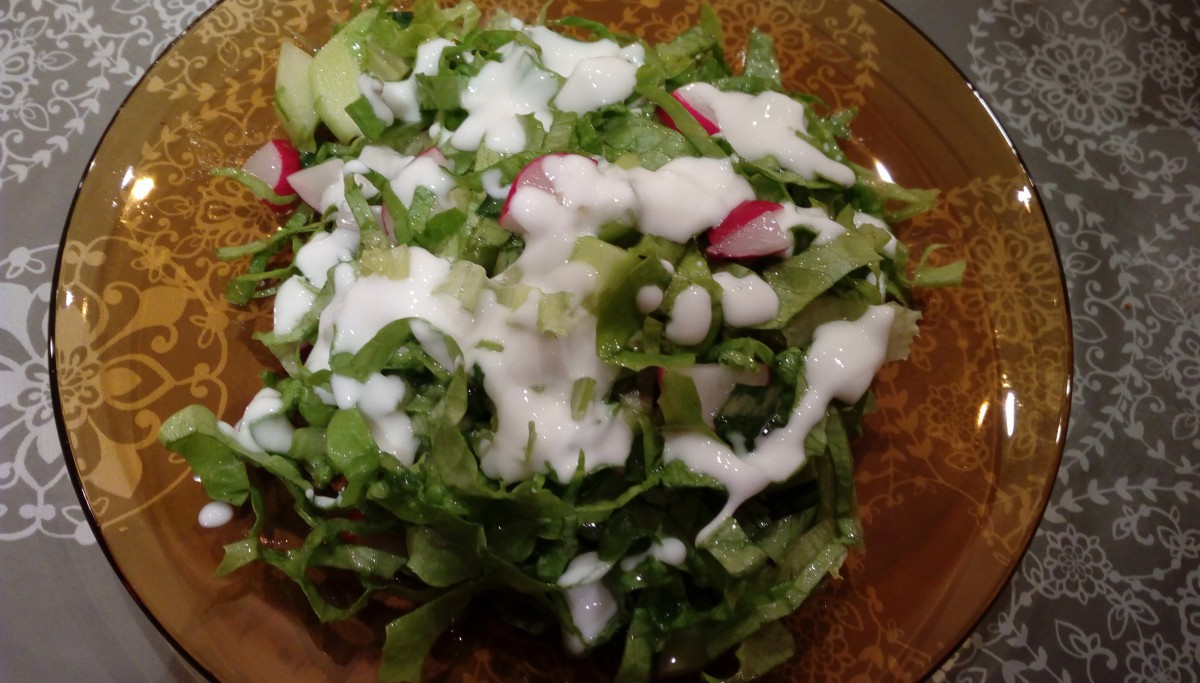 Свежа и вкусна зелена салатка, готова само за 10 минутиНеобходими