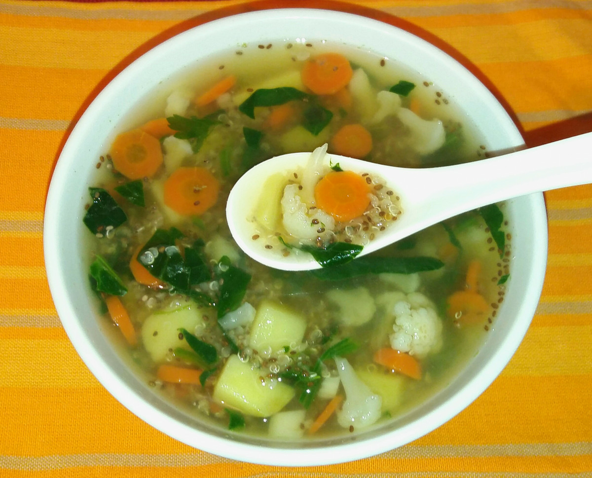 Диетична и вкусна зеленчукова супа с чиа и киноа -