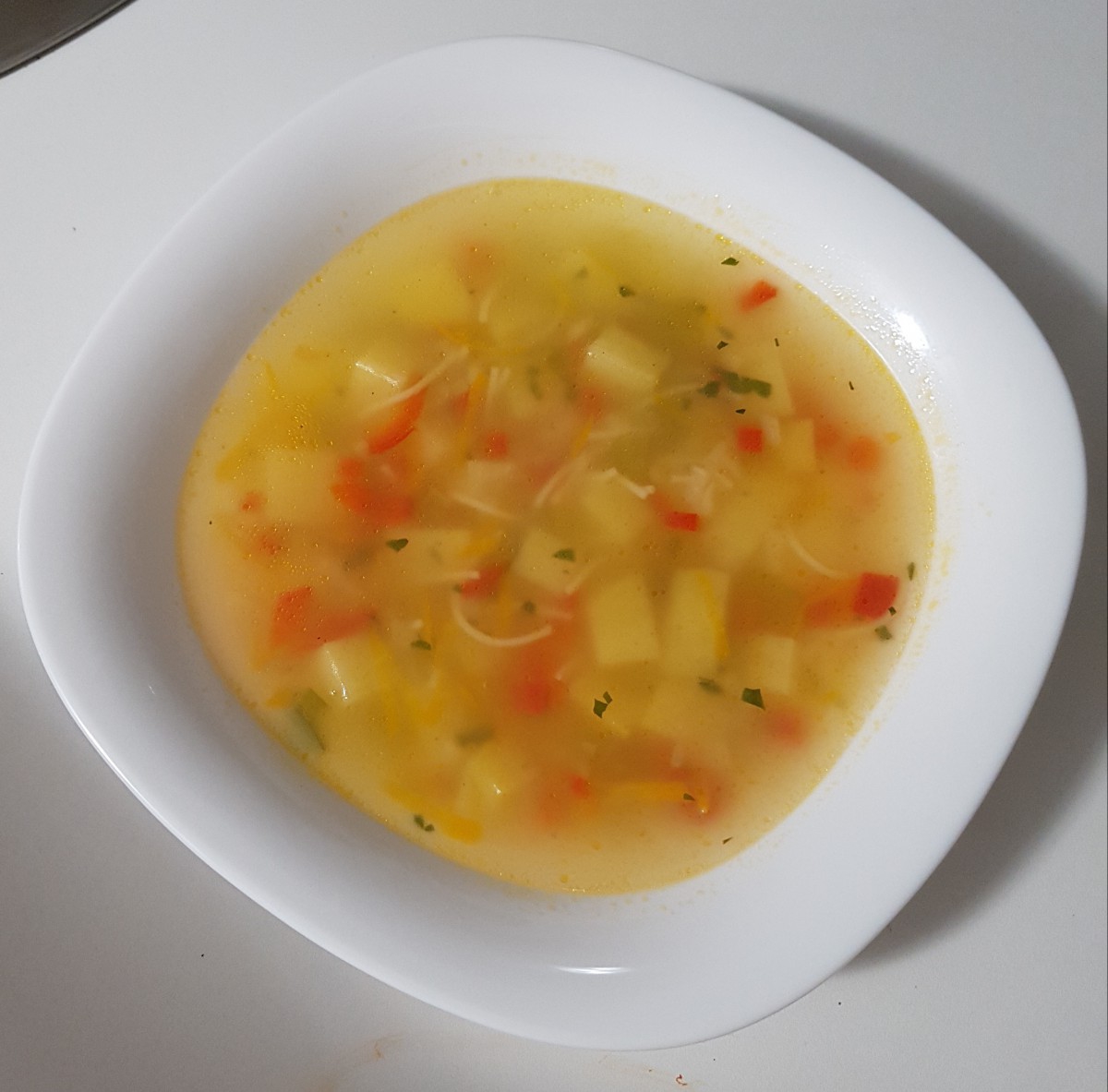 Вкусна и здравословна зеленчукова супичка, която ще приготвите за половин