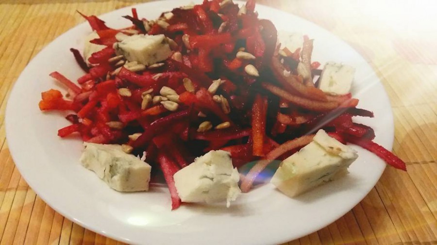 Витаминозна салата гарнирана със синьо сирене търси солидно червено вино