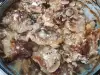 Крехки свински пържоли от бут с гъби и топено сирене