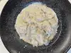 Пиле със заквасена сметана и гъби